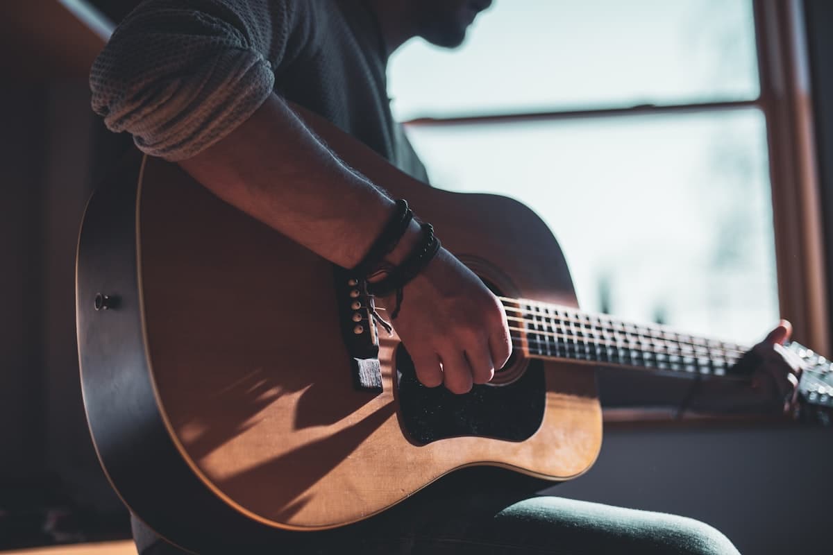 Hands on a hollow-body guitar